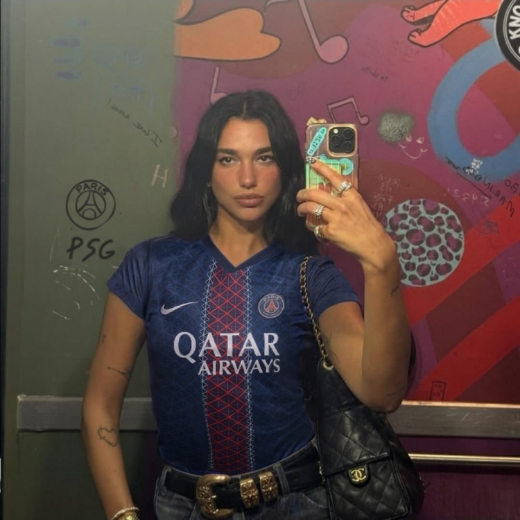 名人球迷!巴黎官方晒歌手DUA LIPA穿巴黎球衣照